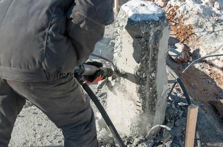 Une entreprise de démolition de structures en béton